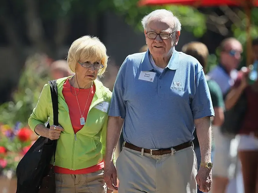 Warren Buffett's Wife, Age, Height, Weight, Net Worth, Career, And Full Bio